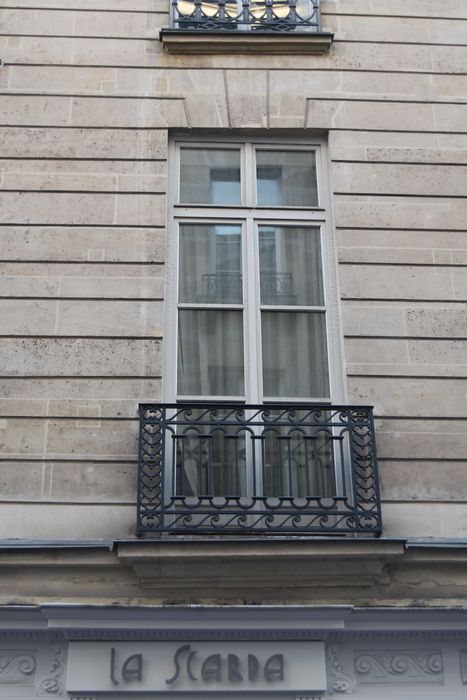 façade sur rue, détail d'un appui de fenêtre du 1er étage