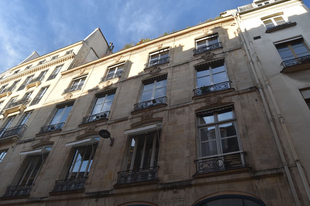 façade sur la rue de Beaujolais, vue partielle