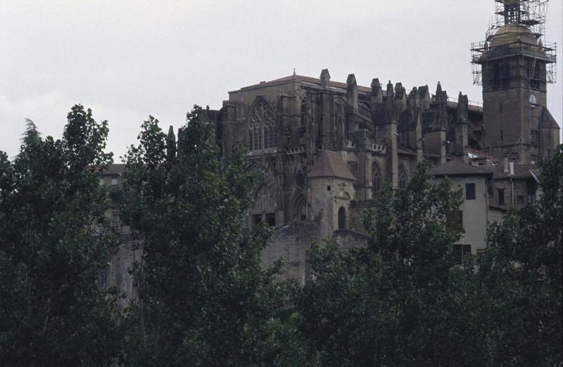 Ensemble sud-ouest de l'église abbatiale, échafaudages sur le clocher