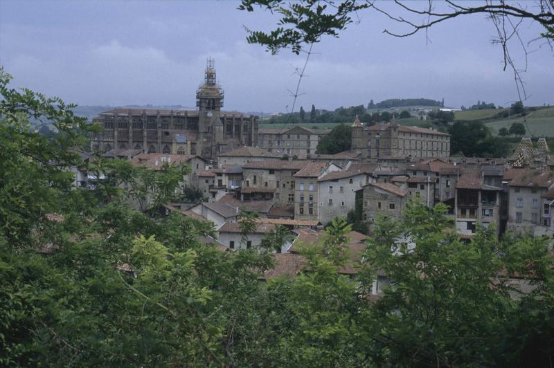 Ensemble sud de l'église abbatiale, maisons environnantes