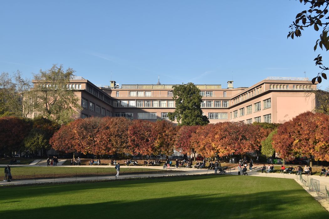 vue partielle du lycée depuis le pars Caint-Lambert au Sud