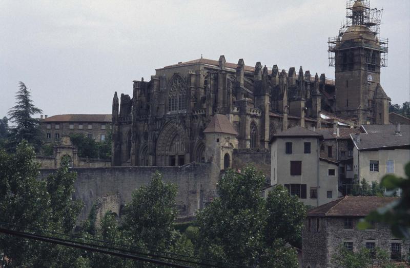 Ensemble sud-ouest de l'église abbatiale, échafaudages sur le clocher