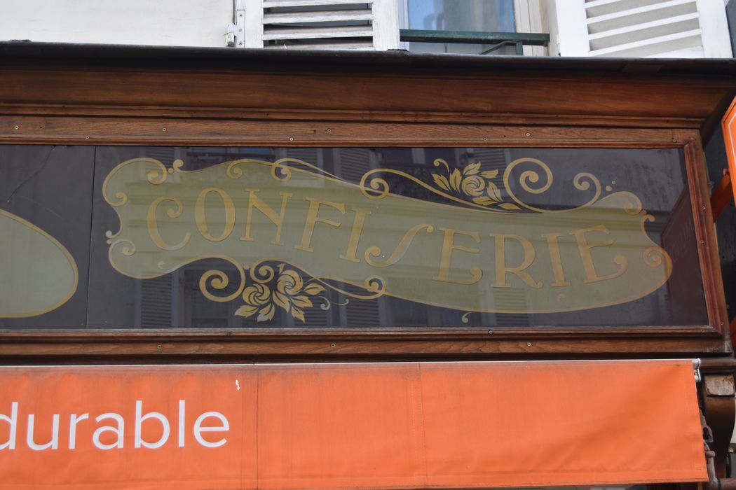 détail de l'enseigne de la boutique