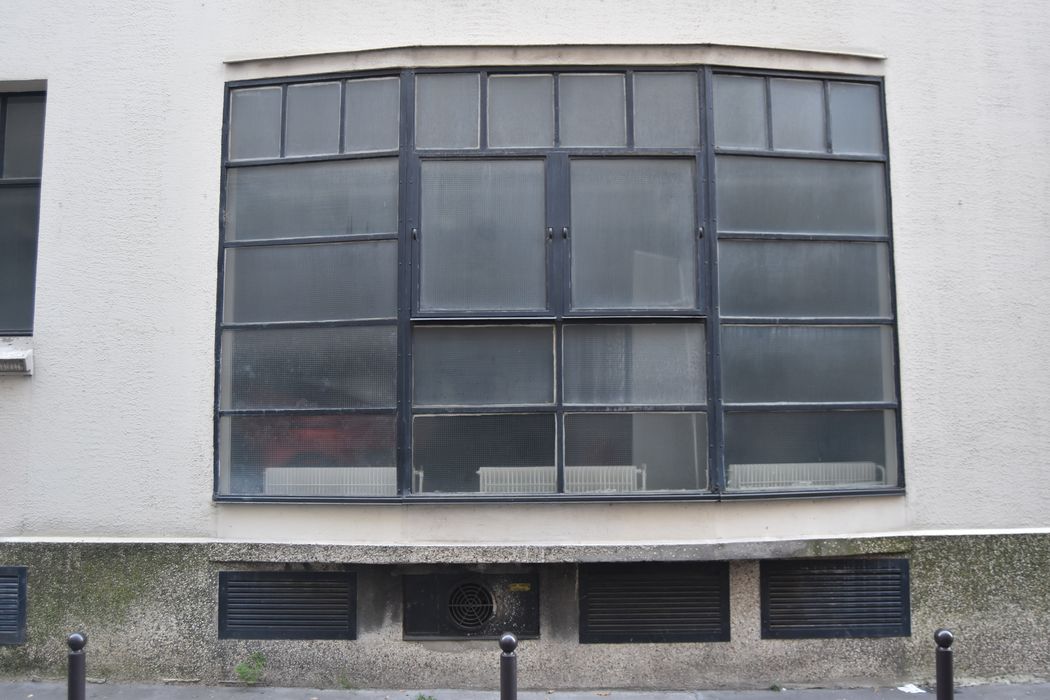 façade sur rue, détail d'une baie du rez-de-chaussée