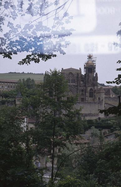 Ensemble ouest de l'église abbatiale, échafaudages sur le clocher