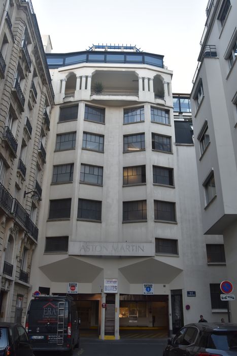 façade sur rue, vue partielle