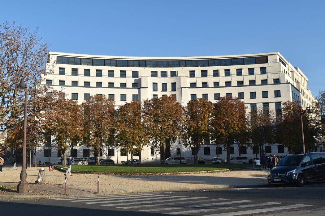 façade ouest sur la place