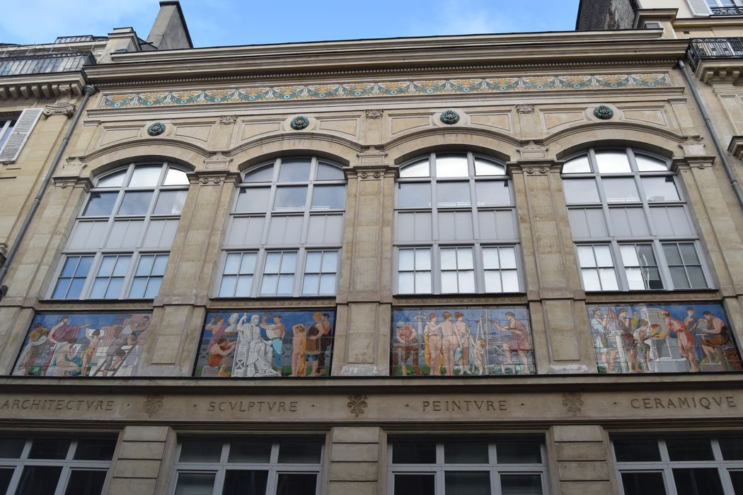 façade sur rue, vue partielle