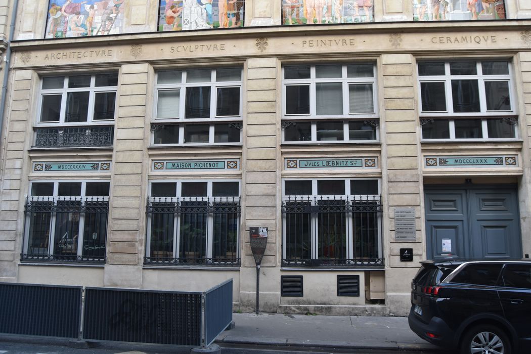 façade sur rue, vue partielle