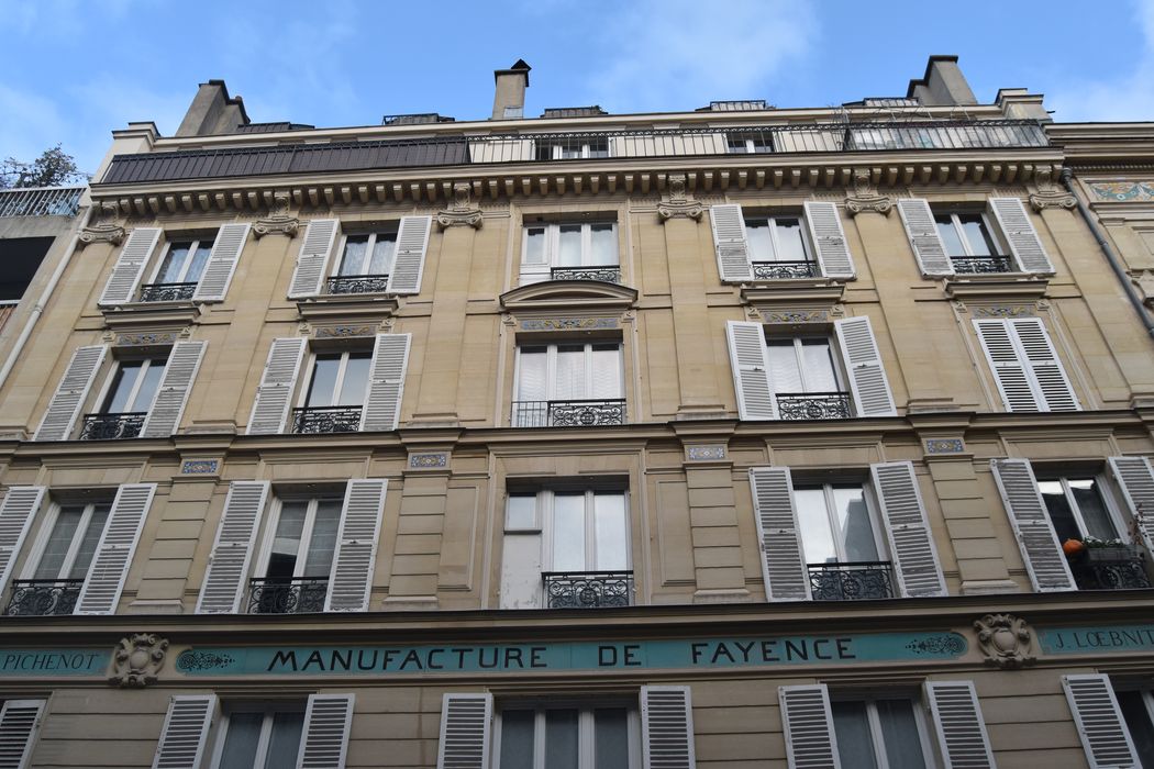 façade sur rue, vue partielle