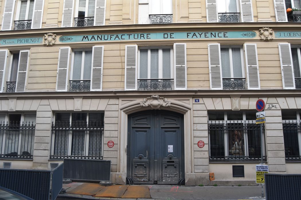 façade sur rue, vue partielle