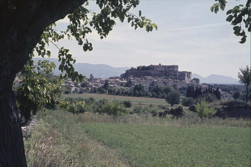 Vue éloignée sur le château et le village