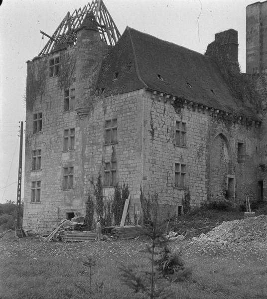 Ensemble du château en cours de restauration