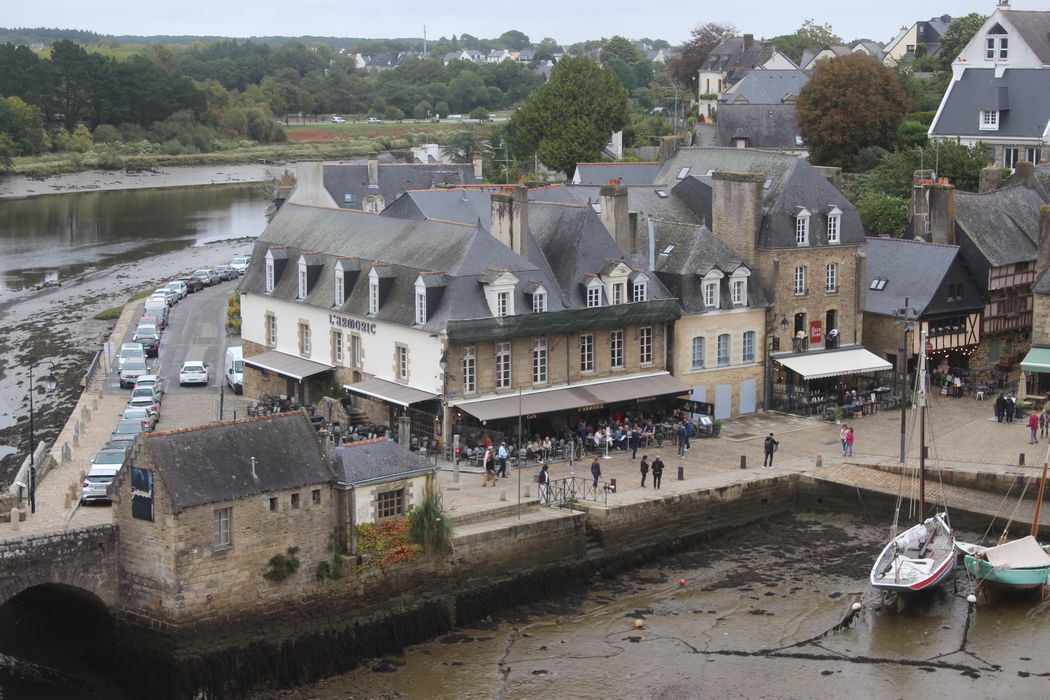 vue générale des maisons dans leur environnement depuis l'Ouest