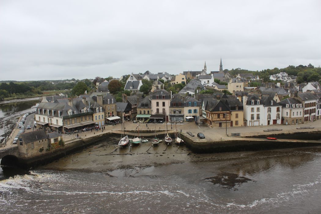 vue générale des maisons du quartier Saint-Goustan autour de la place Saint-Sauveur depuis la rive droite du Trauray