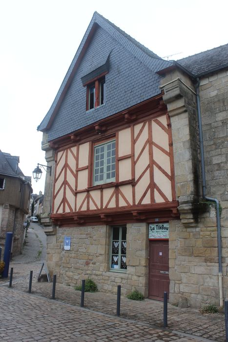 façade sud-est sur rue, vue partielle