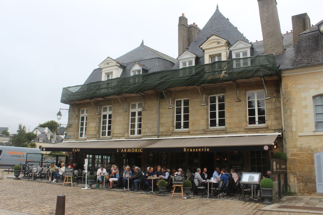 façade sud-ouest sur la place