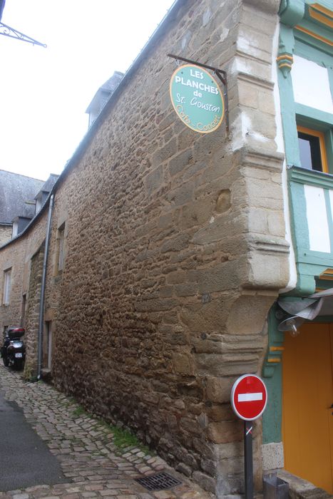 façade est sur la rue du Petit-Port