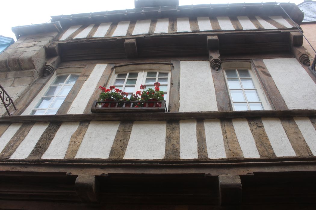 façade sur rue, vue partielle