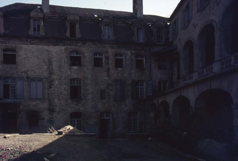 Ancienne abbaye avant restauration : façades sur cour