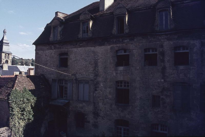 Ancienne abbaye avant restauration : façade sur cour