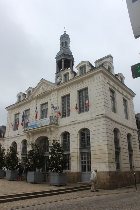 façade est sur la place