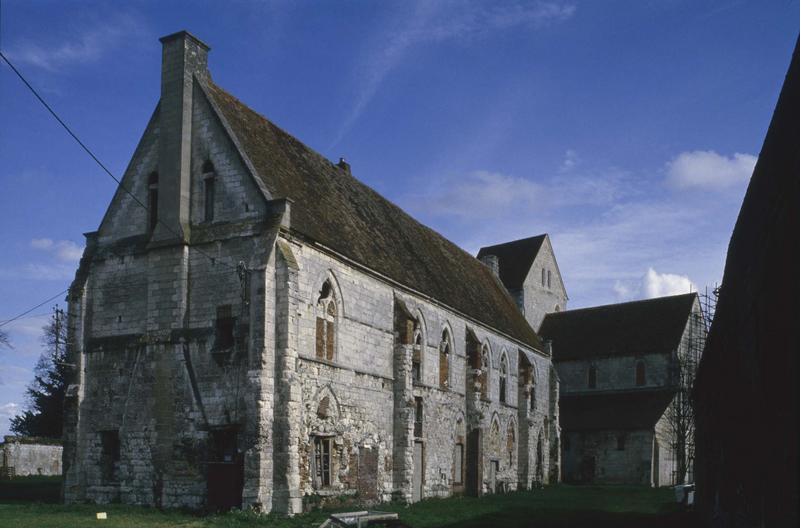 Le bâtiment principal, réfectoire-dortoir, et ensemble sud de l'église