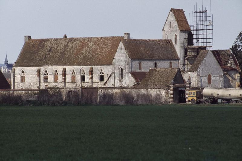 Le bâtiment principal, réfectoire-dortoir, et ensemble sud de l'église