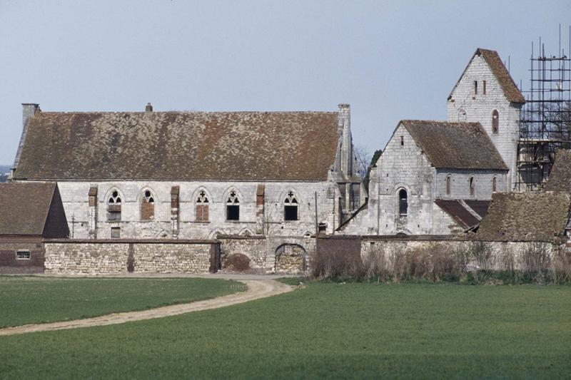 Le bâtiment principal, réfectoire-dortoir, et ensemble sud de l'église