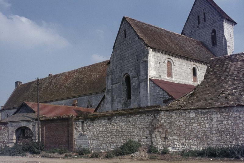 Le bâtiment principal, réfectoire-dortoir, et ensemble sud de l'église