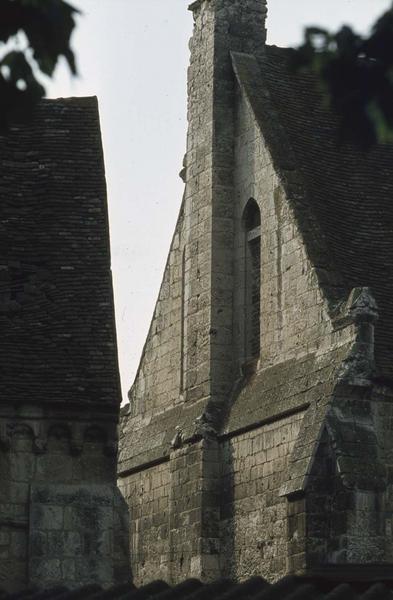 Pignon du bâtiment principal et détail de l'église