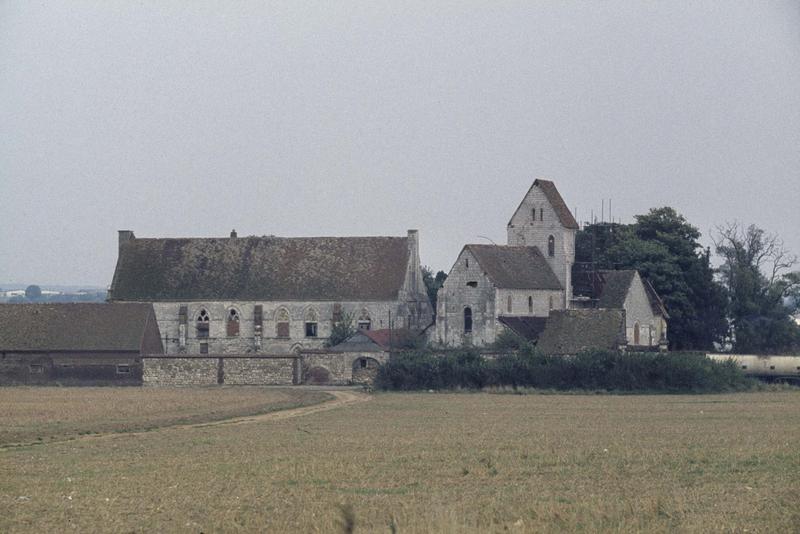 Le bâtiment principal, réfectoire-dortoir, ensemble est de l'église et la grange aux dimes