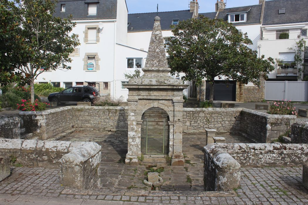 vue générale de la fontaine dans son environnement