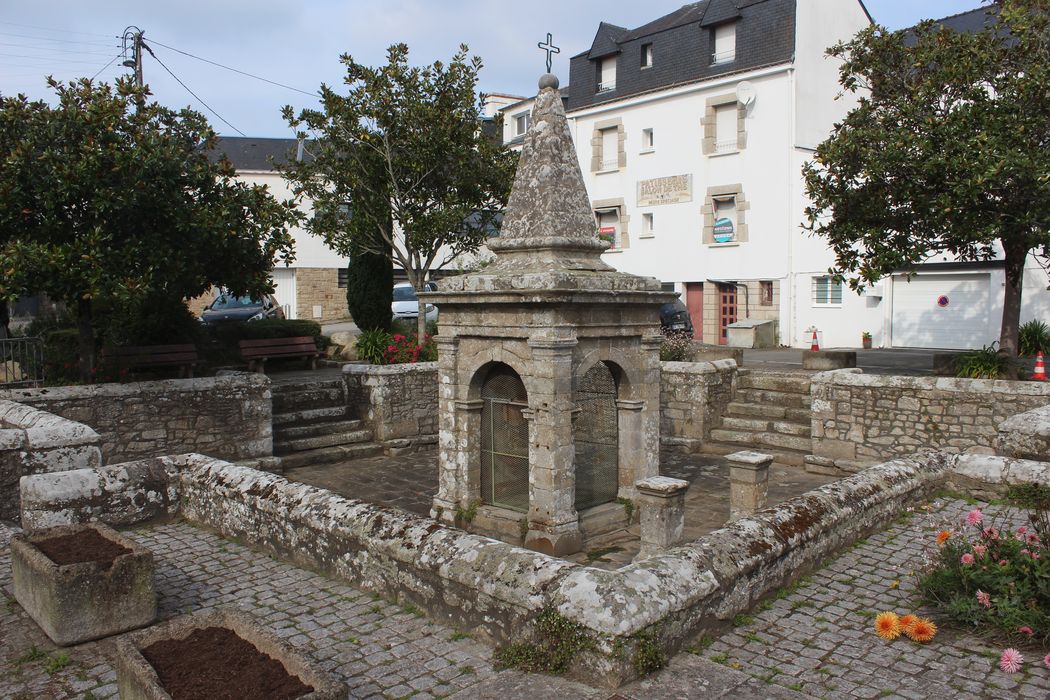 vue générale de la fontaine dans son environnement