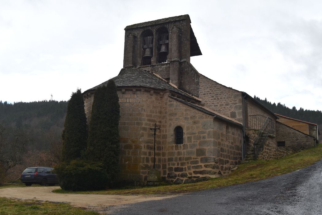 chevet de l'église avec la croix en fer