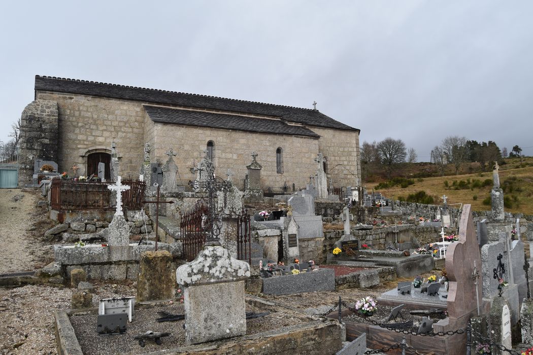 Vue générale de l'église dans son environnement depuis le Sud