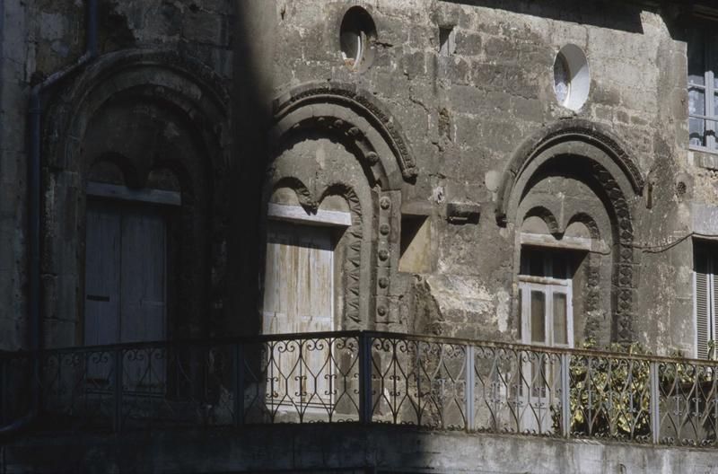 Fenestrage des anciens greniers de l'abbaye