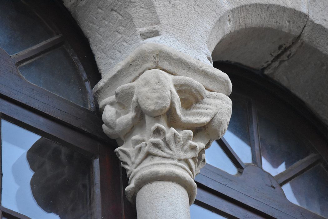 façade est, baie géminée, détail du chapiteau sculpté