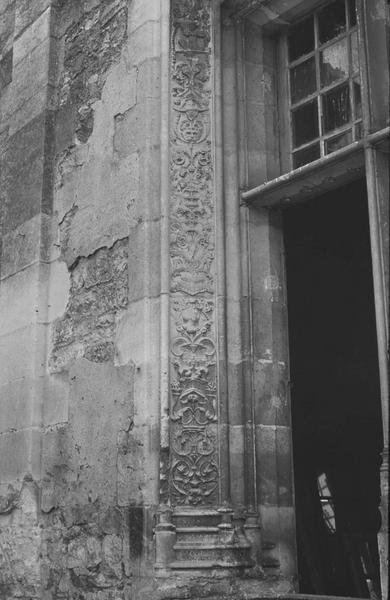 Façade sur cour d'honneur, jambage sculpté d'une fenêtre