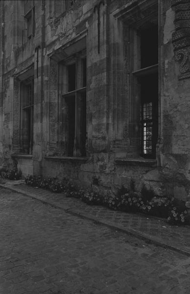 Façade sur cour d'honneur, fenestrage du rez-de-chaussée