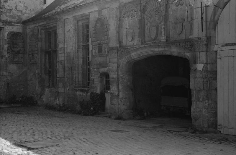 Façade sur cour d'honneur, porte du rez-de-chaussée