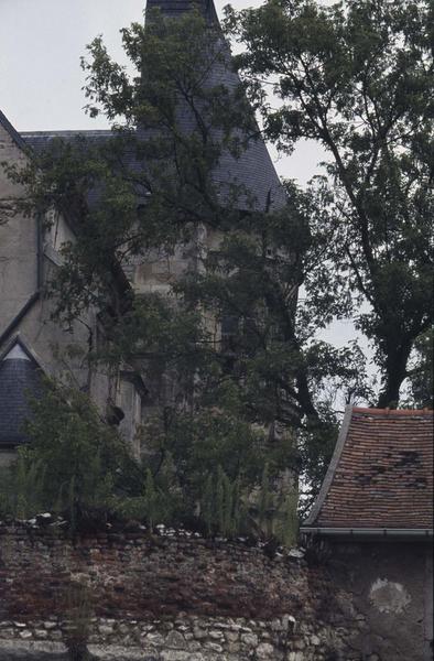 Rotonde de la chapelle partiellement cachée par des arbres