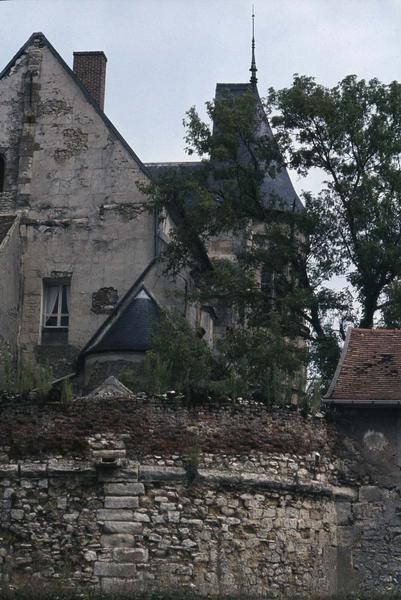 Rotonde de la chapelle partiellement cachée par des arbres