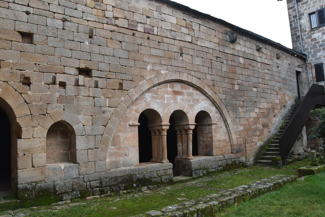 ancien cloître, aile est, façade ouest