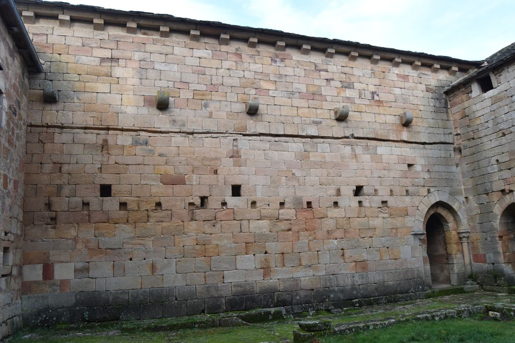 église, façade sud sur l'ancien cloître