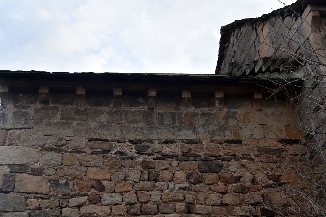 chevet, mur nord, détail des corbeaux de pierre