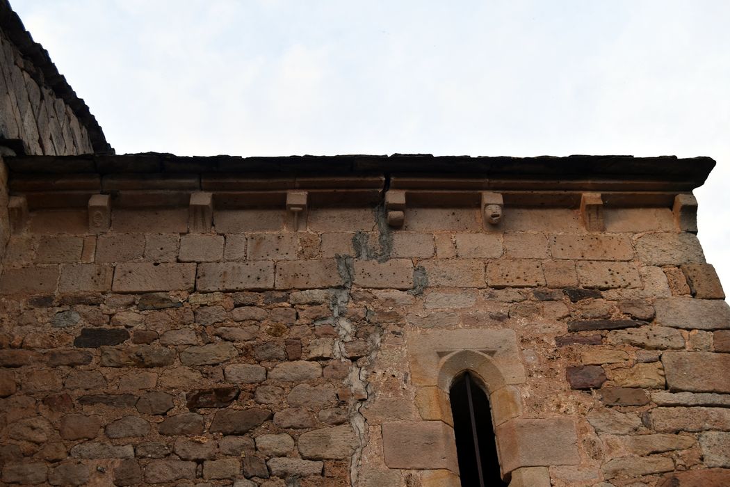 chevet, mur sud, détail des corbeaux de pierre