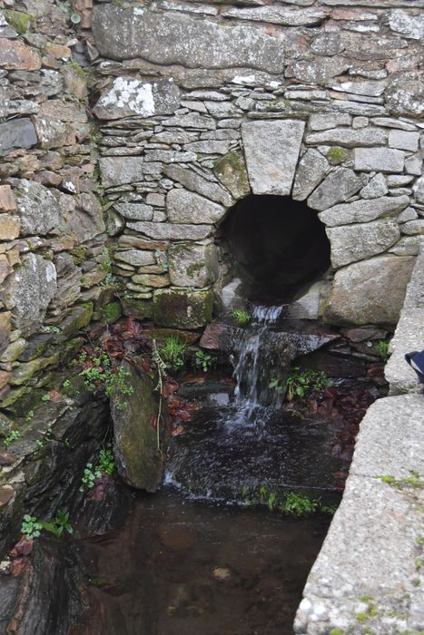 détail de la canalisation débouchant sur l'acqueduc ouvert longeant la rue du Griffoul