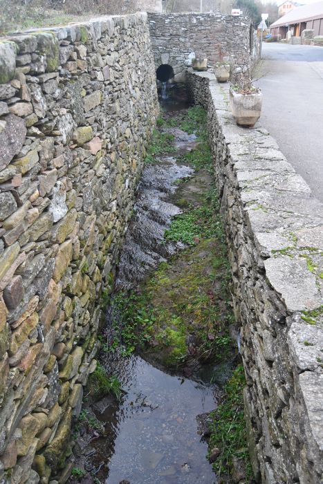 acqueduc ouvert longeant la rue du Griffoul, vue partielle