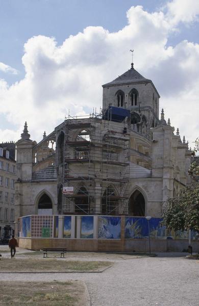 Clocher et abside en cours de restauration